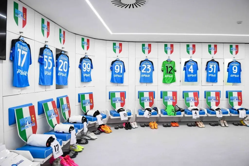 Napoli con el distintivo del scudetto número tres en el vestuario en la previa vs. Inter. @SSCNapoli