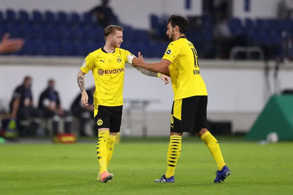 Mats Hummels le entrega la cinta de capitán a Marco Reus. (Photo by Lars Baron/Getty Images)