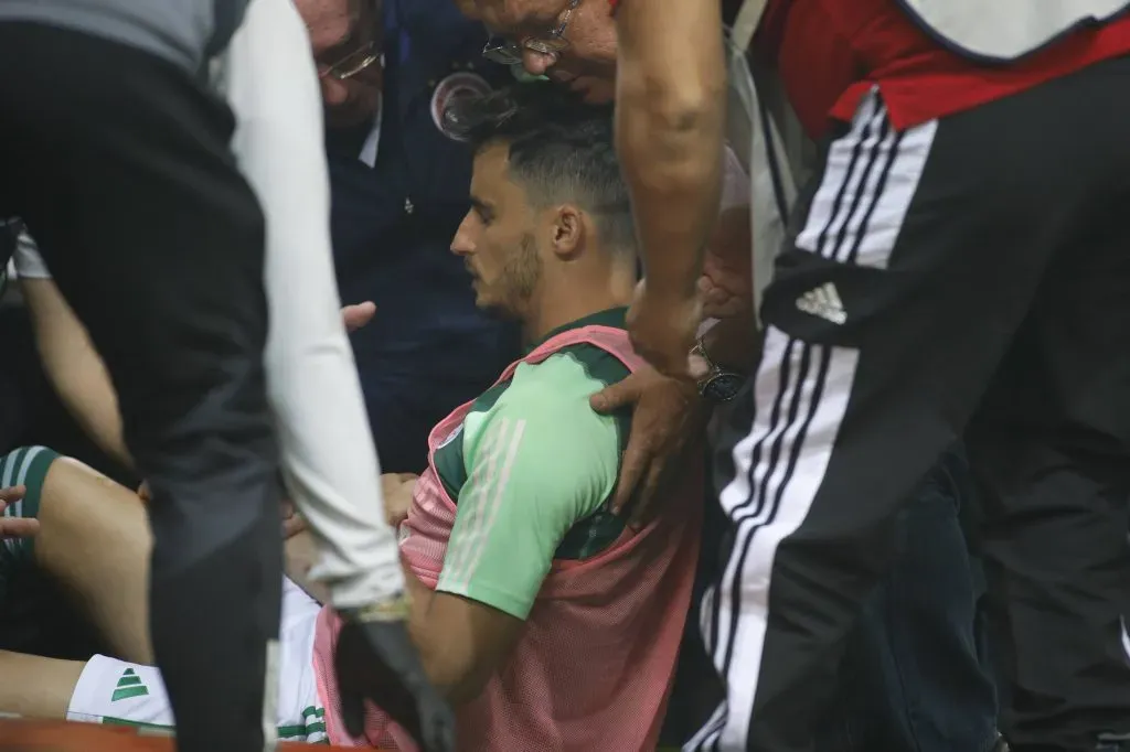 Juankar, atendido sobre el campo. (Foto: Imago)