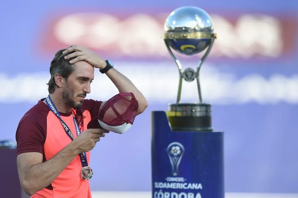 Luis Zubeldía perdió aquella final con Jesús Valenzuela como central del encuentro. Lanús no pudo con Defensa y Justicia y se marchó con un marcador de 3×0 (Foto: GettyImages)