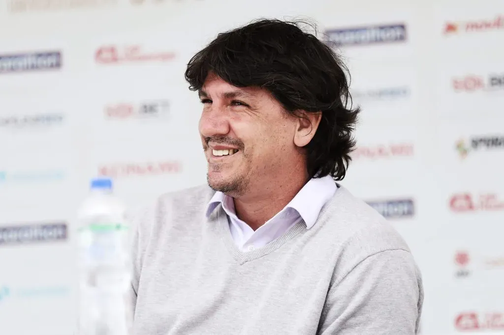 Jean Ferrari en una conferencia de prensa. (Foto: Prensa “U”).