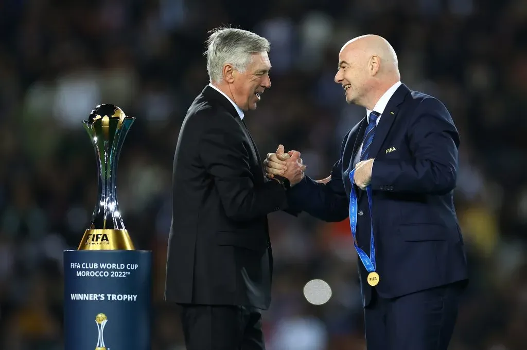 Carlo Ancelotti y Gianni Infantino tras la Final de la Copa Mundial de Clubes 2022.