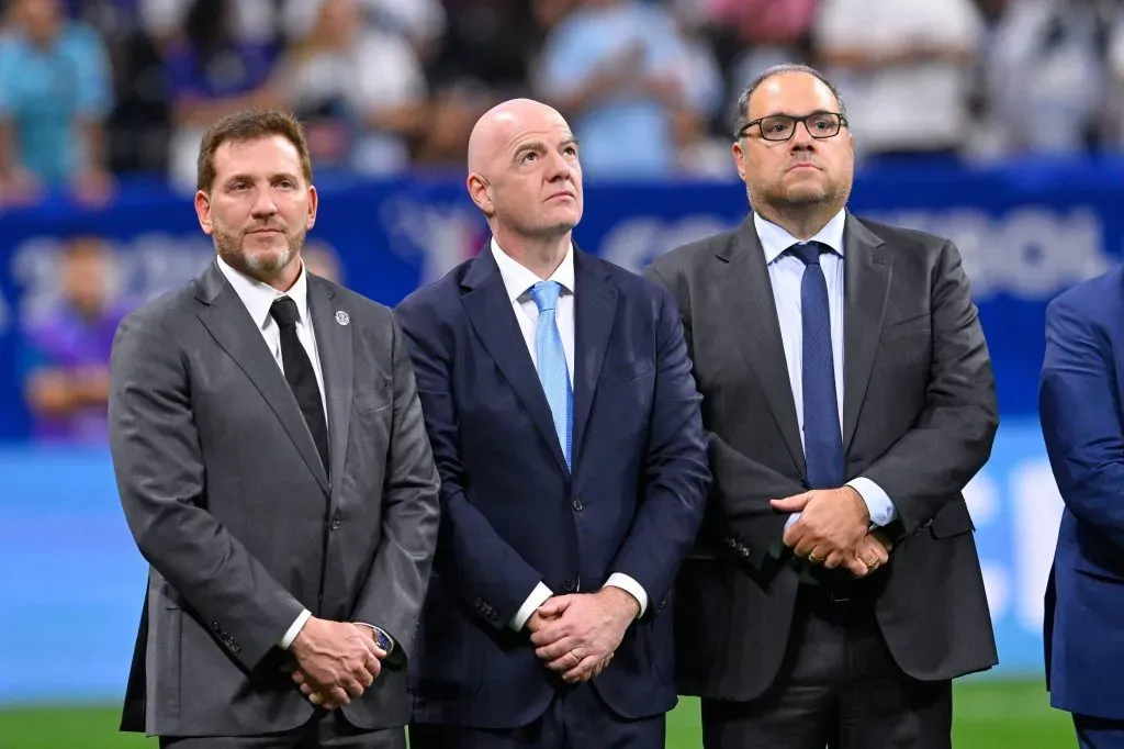 Alejandro Domínguez junto a Gianni Infantino, presidente de la FIFA, y Víctor Montagliani, presidente de la Concacaf, en el partido inaugural de la Copa América 2024.