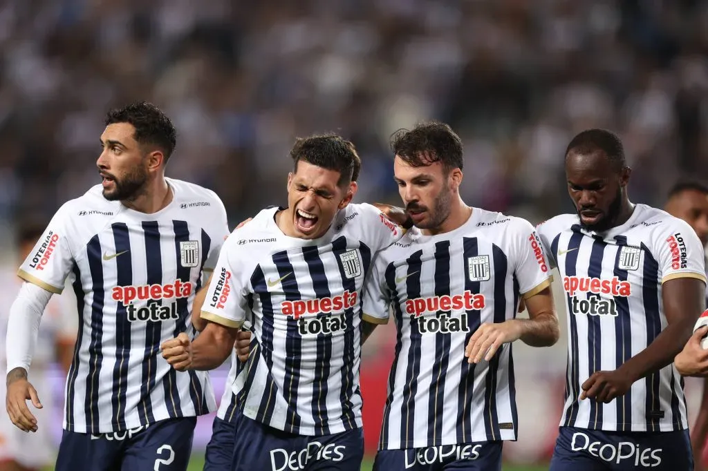 Alianza Lima jugando esta temporada con Cecilio Waterman. (Foto: IMAGO).