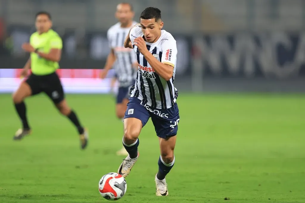 Kevin Serna jugando en Alianza Lima por Liga 1. (Foto: IMAGO).