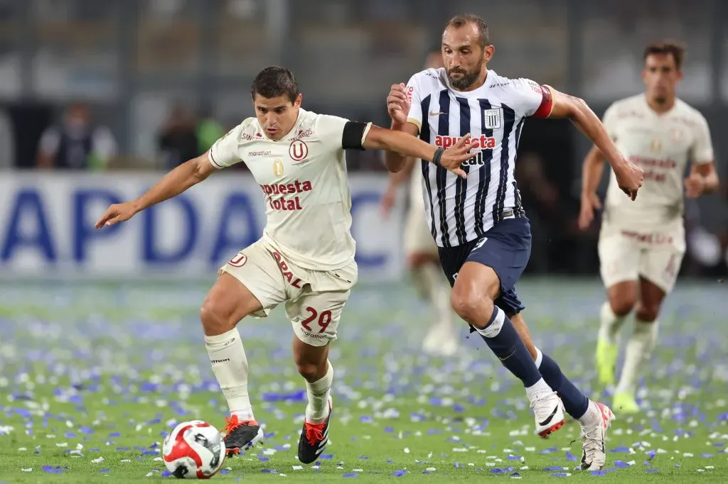 Alianza Lima y Universitario de Deportes chocando en Liga 1. (Foto: IMAGO).