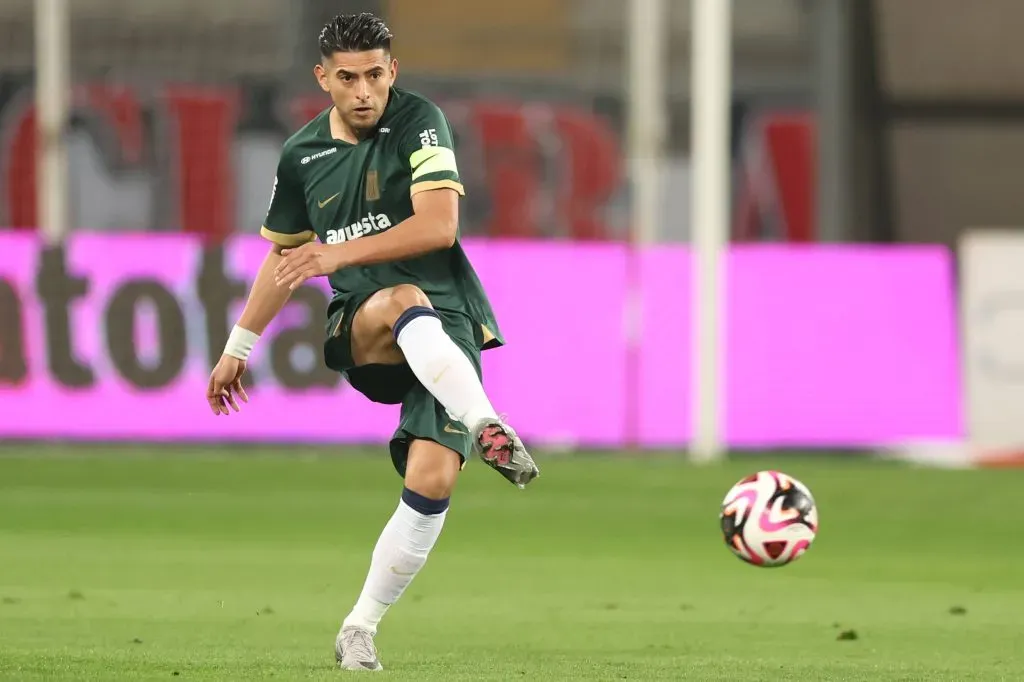 Carlos Zambrano jugando en Alianza Lima. (Foto: IMAGO).