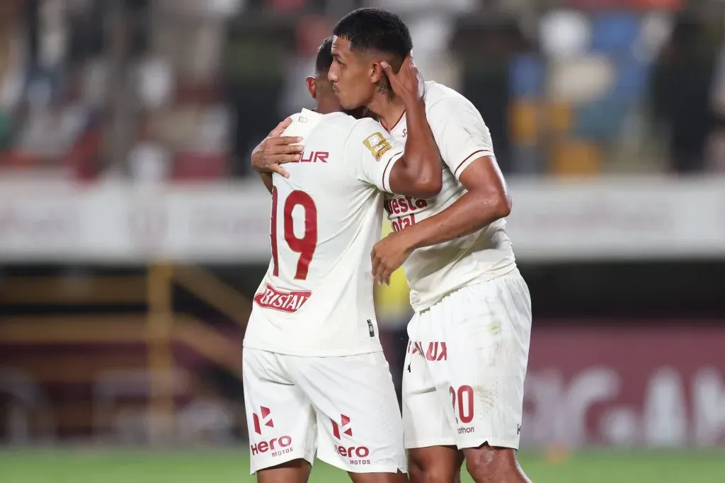 Edison Flores y Alex Valera jugando en Universitario de Deportes. (Foto: IMAGO).