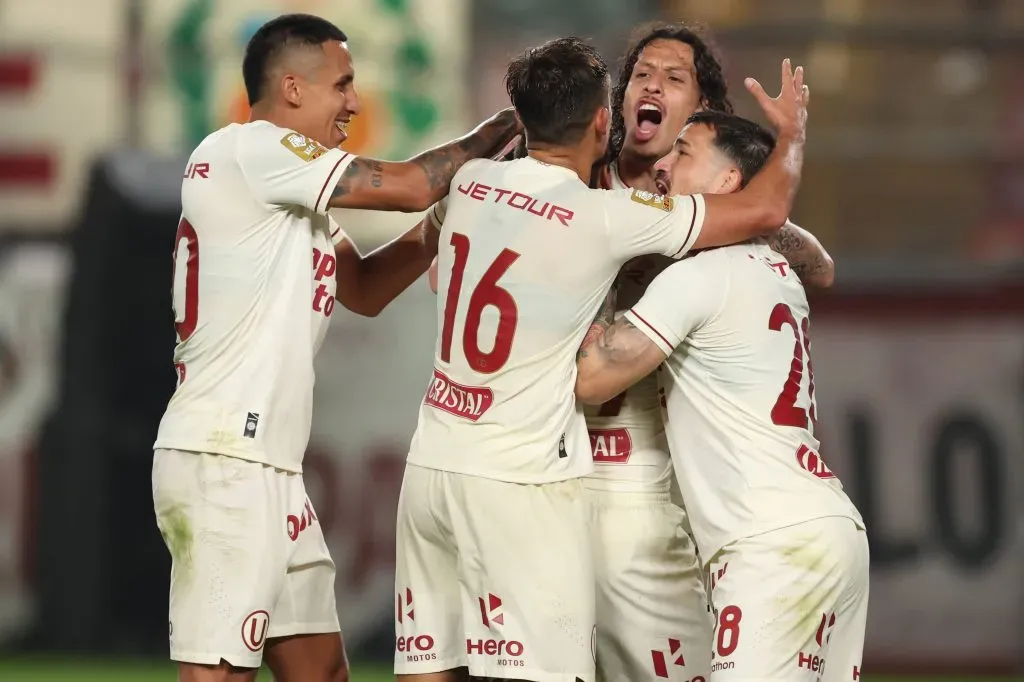 Alex Valera celebrando un gol con Universitario de Deportes. (Foto: IMAGO).