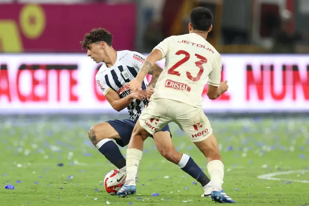 Alianza Lima y Universitario de Deportes compitiendo. (Foto: IMAGO).