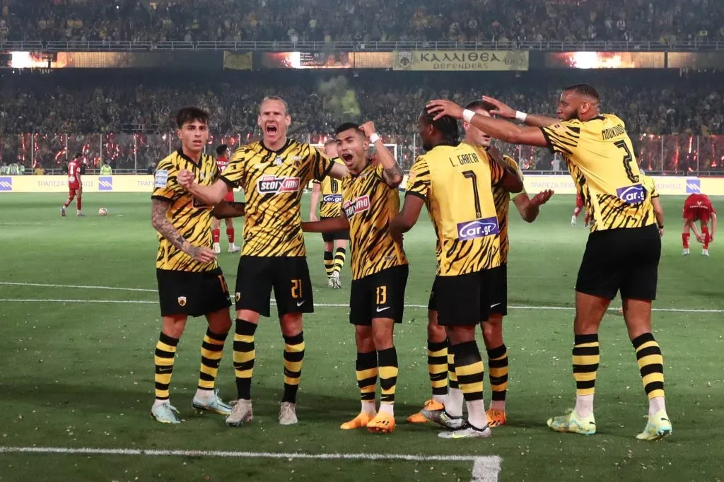 Orbelín Pineda junto a sus compañeros del AEK Atenas (Imago)