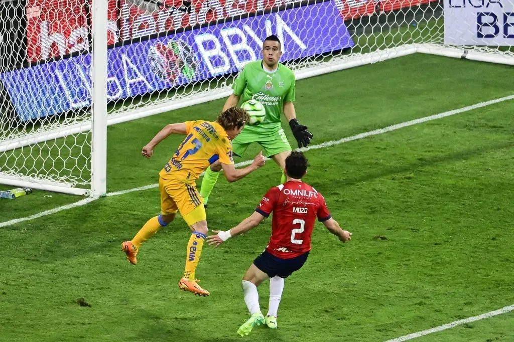 Sebastián Córdova marcando el 2-2 parcial ante Chivas (Imago 7)