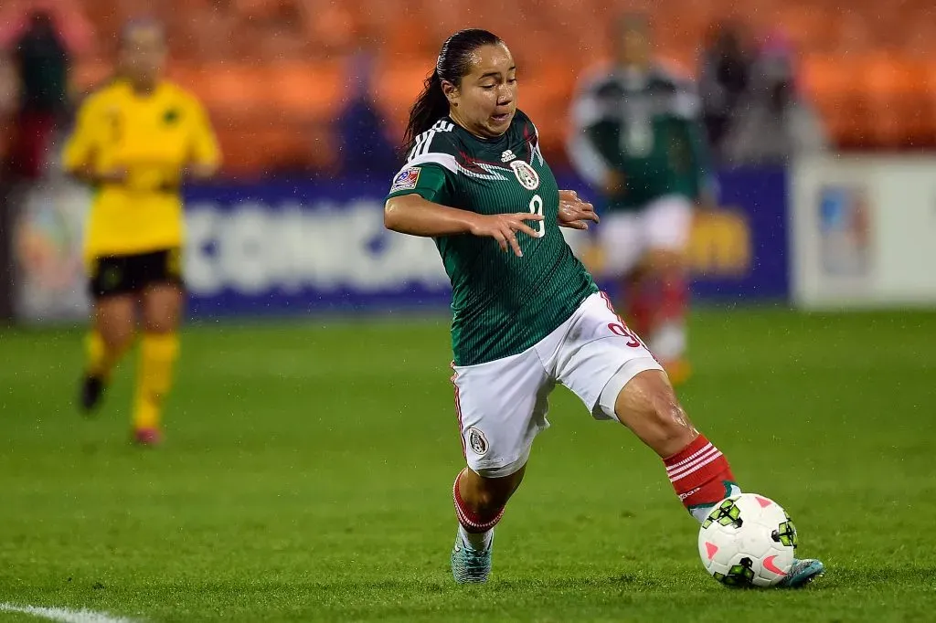 WASHINGTON, DC – OCTOBER 21:  Veronica Charlyn Corral #9 of Mexico dribbles the ball in the first half of a game against Jamaica during the 2014 CONCACAF Women’s Championship at RFK Stadium on October 21, 2014 in Washington, DC.  (Photo by Patrick McDermott/Getty Images)