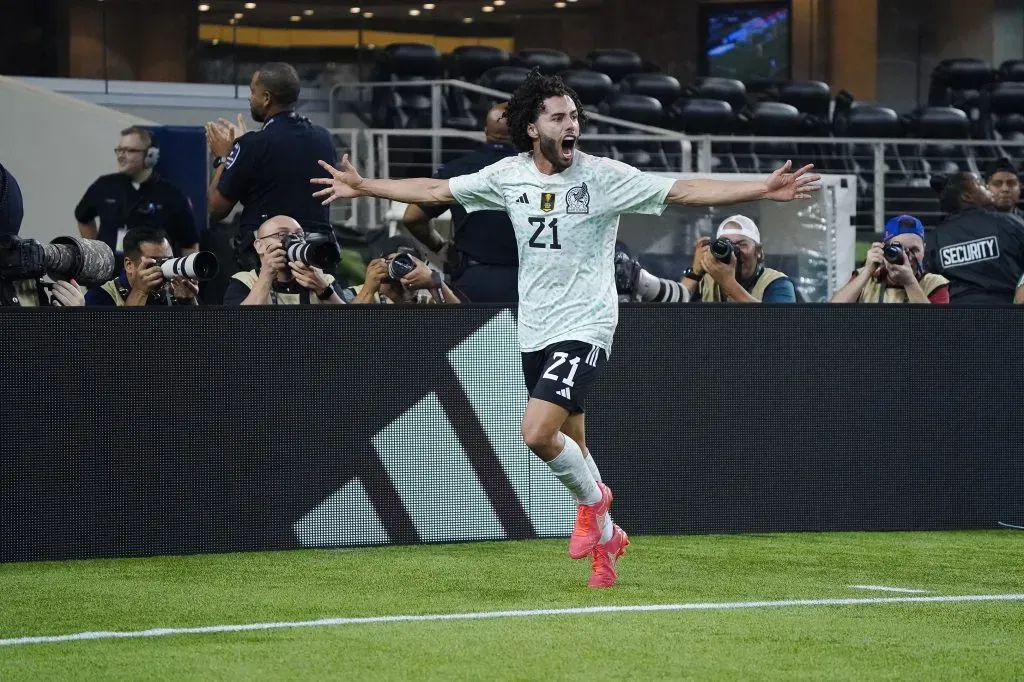 César Huerta celebrando un gol con la Selección Mexicana (Imago7).