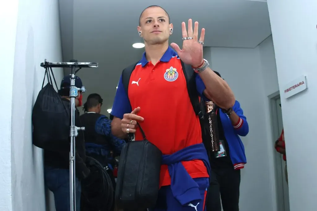 Chicharito compone los problemas internos en el vestidor de Chivas
