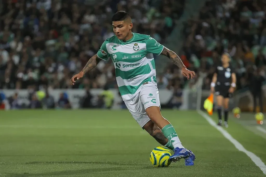 Amione se mostró dispuesto a portar el gafete de capitán de Santos Laguna. (Imago7)