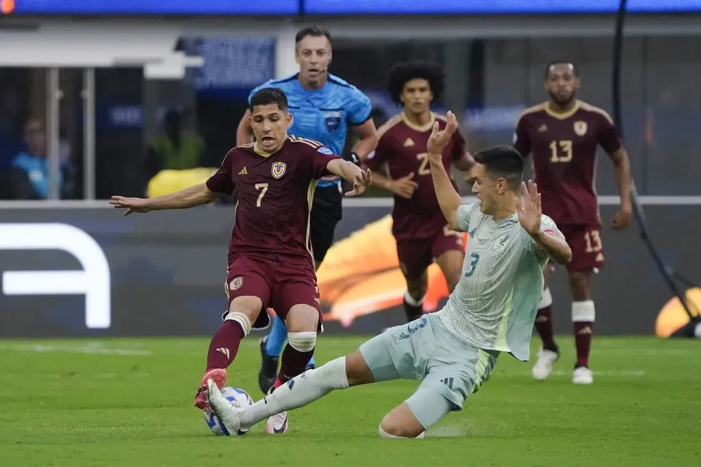 César Montes fue sustituido en el medio tiempo (Imago7)