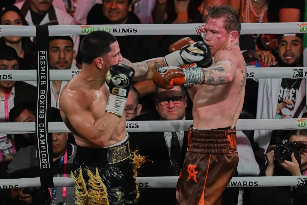 Canelo Álvarez derrotó a Edgar Berlanga y retuvo sus tres coronas de los supermedianos. (Imago)