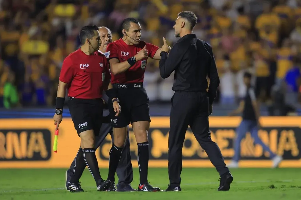 Martín Demichelis con Marco Antonio Ortiz tras el partido (JAM Media)