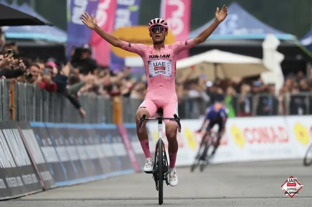 Isaac del Toro en el Giro de Italia (@isaac_deltoro_romero1)