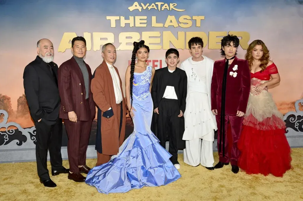 De izquierda a derecha: Paul Sun-Hyung Lee, Daniel Dae Kim, Ken Leung, Kiawentiio, Gordon Cormier, Ian Ousley, Dallas Liu y Elizabeth Yu, asisten al estreno mundial de Avatar: La Leyenda de Aang de Netflix, en el Egyptian Theatre Hollywood, el 15 de febrero de 2024 en Los Ángeles, California. Imagen: Getty Images.