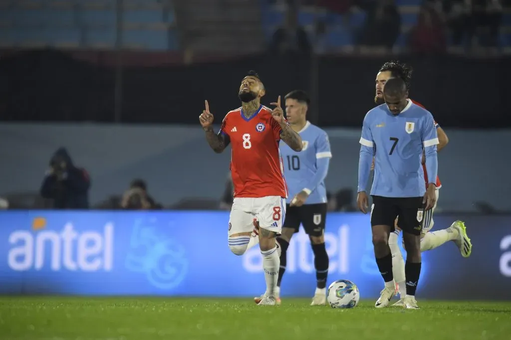 Arturo Vidal anotando el descuento de Chile frente a Uruguay. (Foto: Photosport)