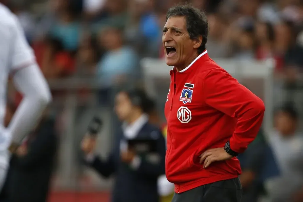 Mario Salas dirigiendo Colo Colo