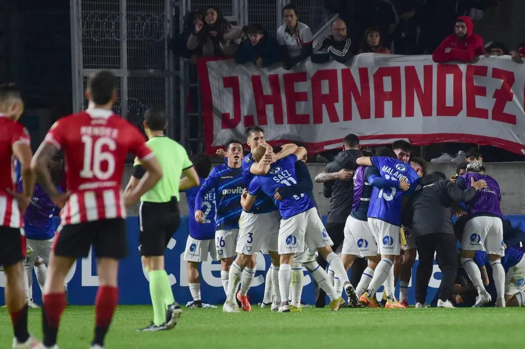 Huachipato celebrando su triunfo en Argentina. (Foto: Imago)