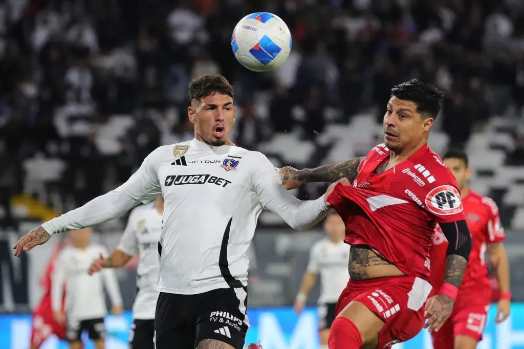 El defensor colocolino en el partido con Ñublense. (Foto: Photosport)