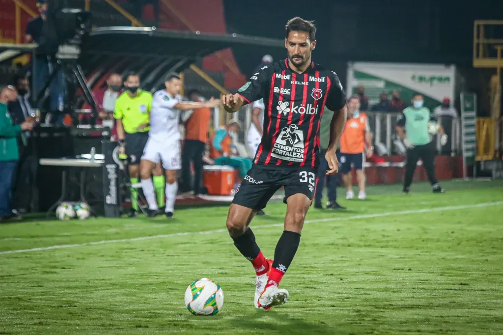 Celso Borges se mostró en contra del césped sintético.