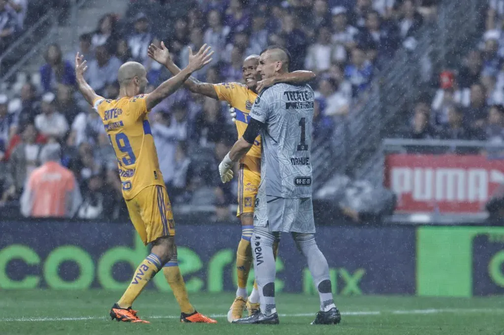 Guido Pizarro celebra con sus compeñeros, el pase a la final (Imago7)