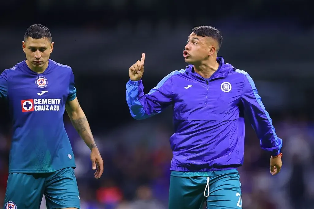 Ivan Morales en conato de bronca con José de Jesús Corona, durante el partido de la jornada 16 del torneo Apertura 2022 de la Liga BBVA MX, entre la Máquina Celeste del Cruz Azul y los Esmeraldas del León, celebrado en el Estadio Azteca. Foto: Imago7/ Eloisa Sánchez