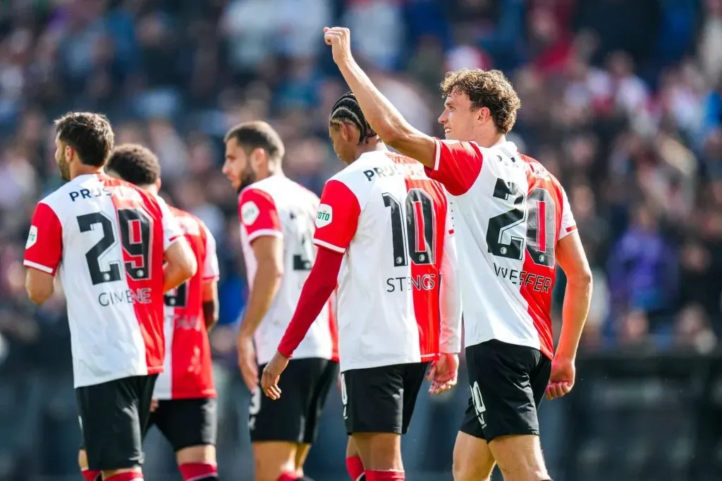 El Feyenoord se dio un festín con el Almere y Santi Gimenez también (Feyenoord, Twitter)