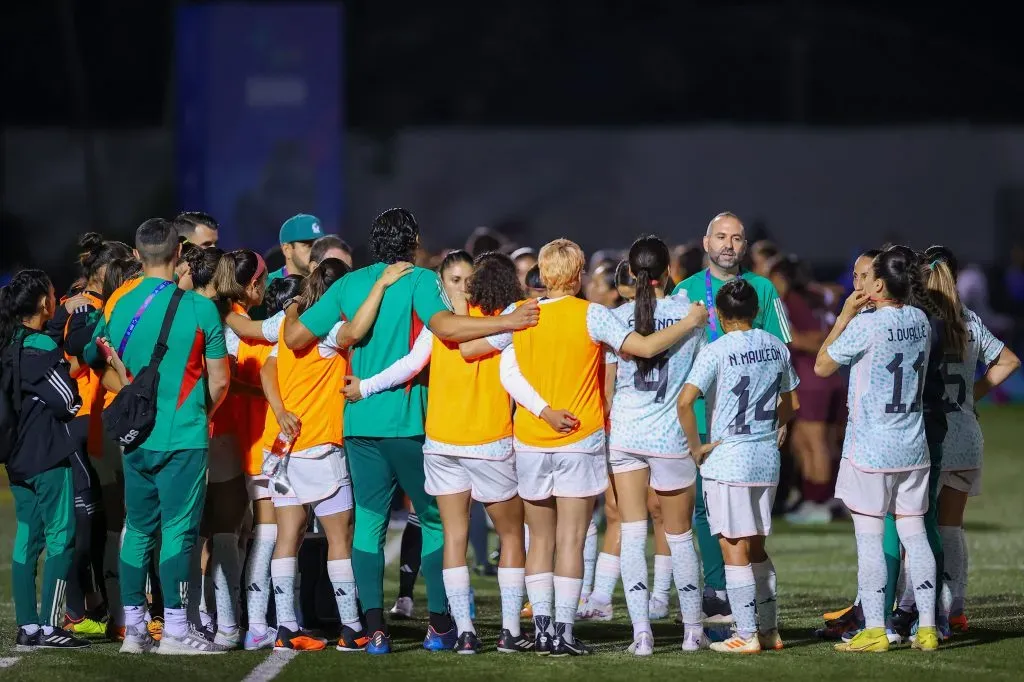 Pedro López, director técnico de la Selección Femenil Mayor y Jugadoras de la Selección Mexicana. Foto: Imago7