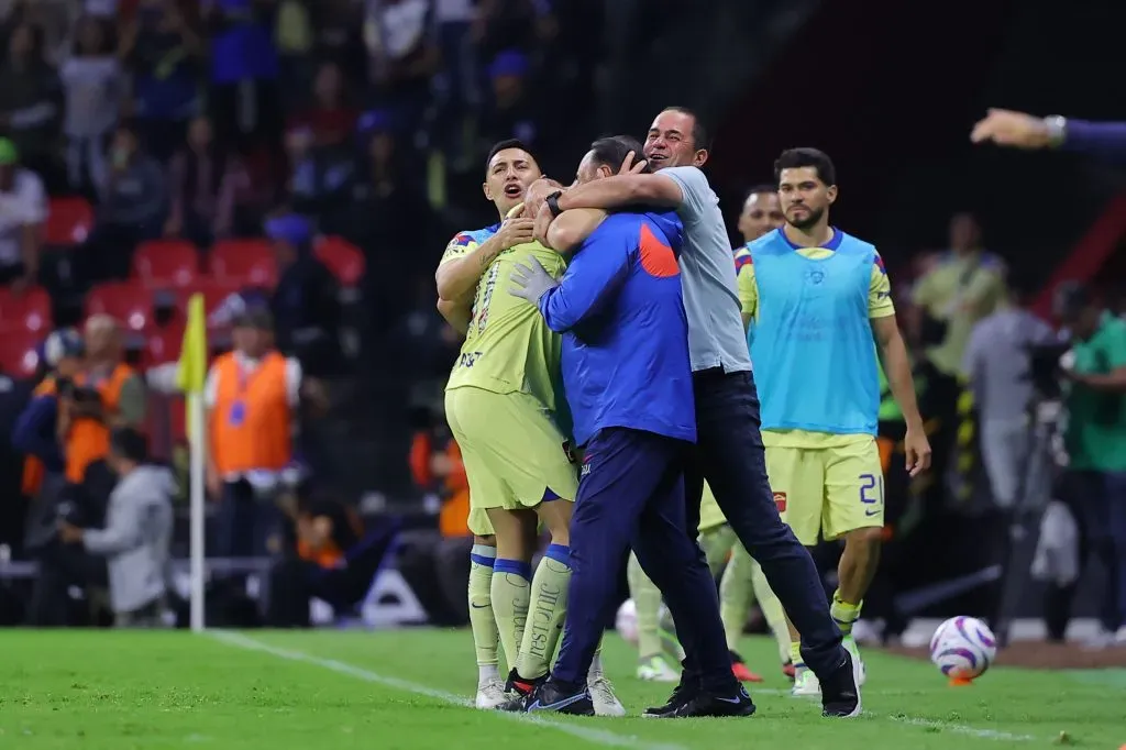 Jonathan Rodríguez y André Jardiné, director técnico en festejo de gol. Foto: Imago7