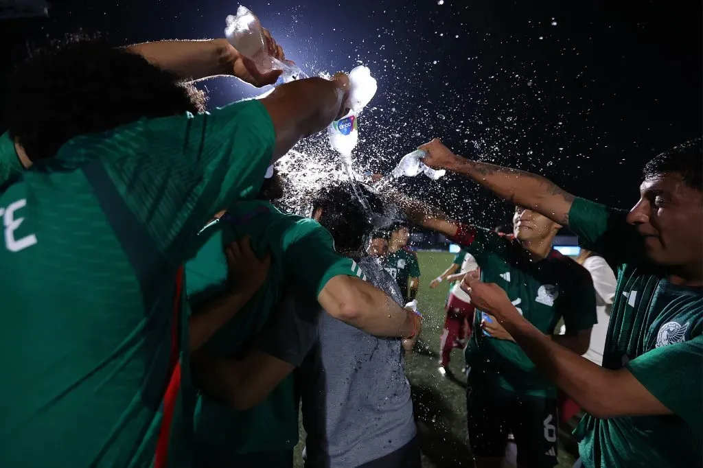 Jugadores de la Selección Mexicana Sub-23 mojan a su director técnico. Foto: Imago7
