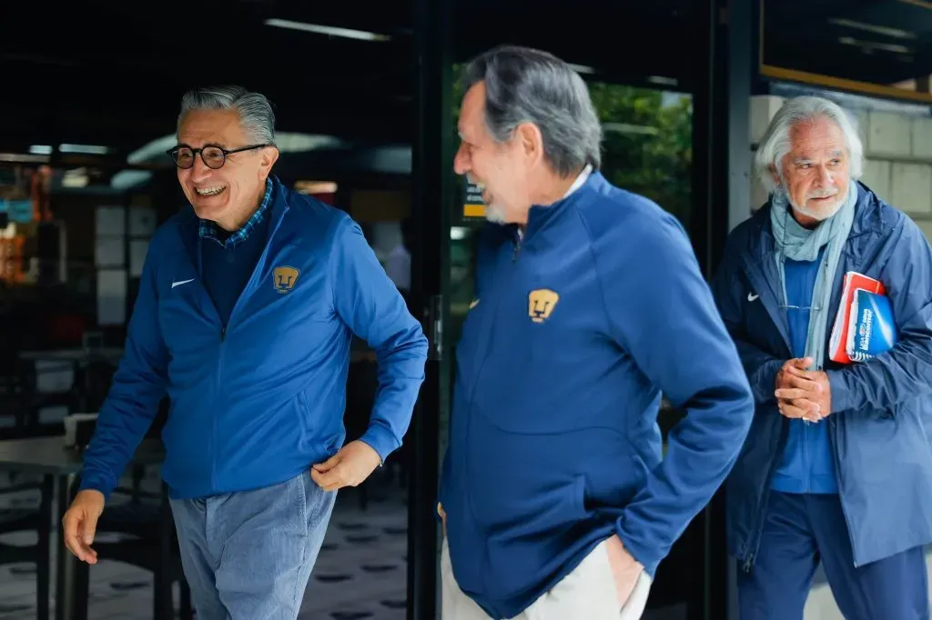 González fue guiado por Leopoldo Silva en su primera visita a Cantera – @PumasMX