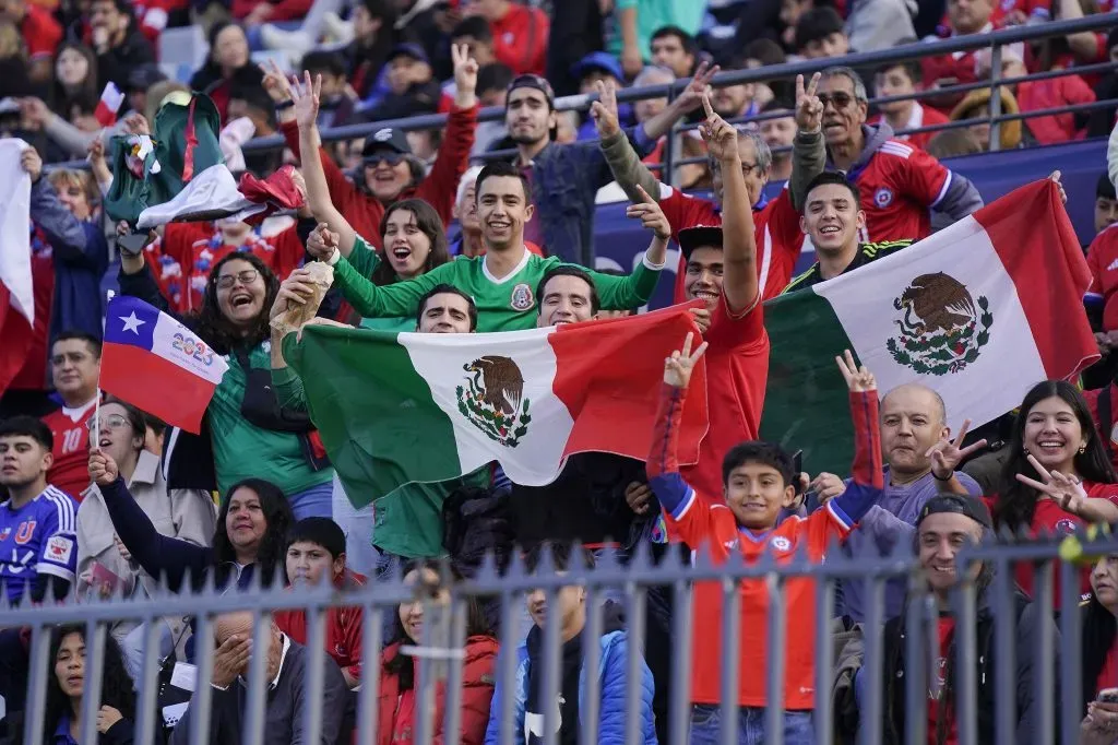 Afición mexicana durante el partido de fase de grupos del futbol varonil de los Juegos Panamericanos Santiago 2023. Foto: Imago7