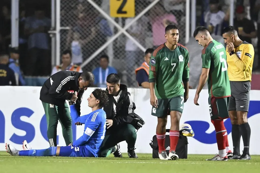 Guillermo Ochoa se lastimó el hombro derecho. | Imago7