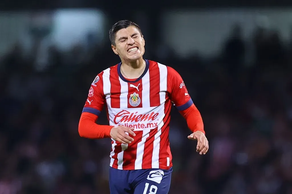 Ronaldo Cisneros de Chivas en lamento. Foto: Imago7