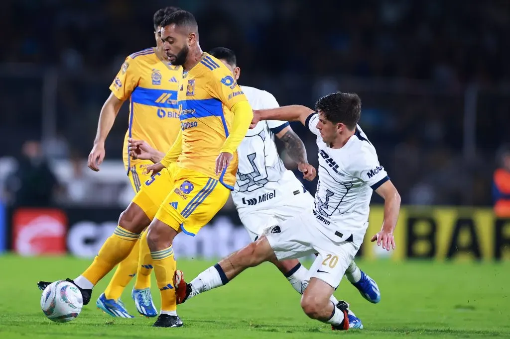 Santiago Trigos de Pumas en el duelo ante Tigres. Foto: Imago7