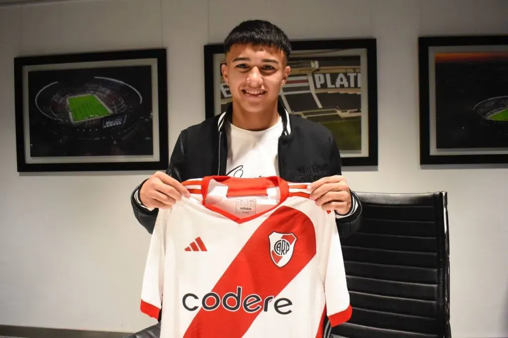 Felipe Esquivel, de 16 años, firmó su primer contrato en River (Foto: Prensa River)