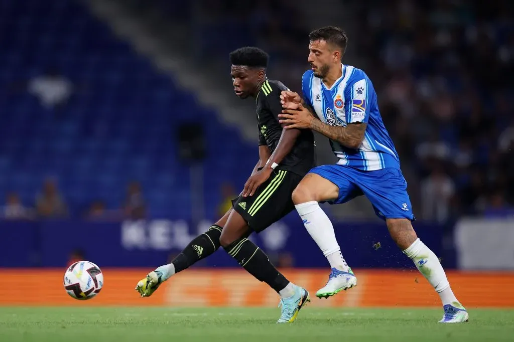Joselu lucha un balón con Aurélien Tchouameni. Es uno de los delanteros que sigue el Real Madrid. (Eric Alonso/Getty Images)