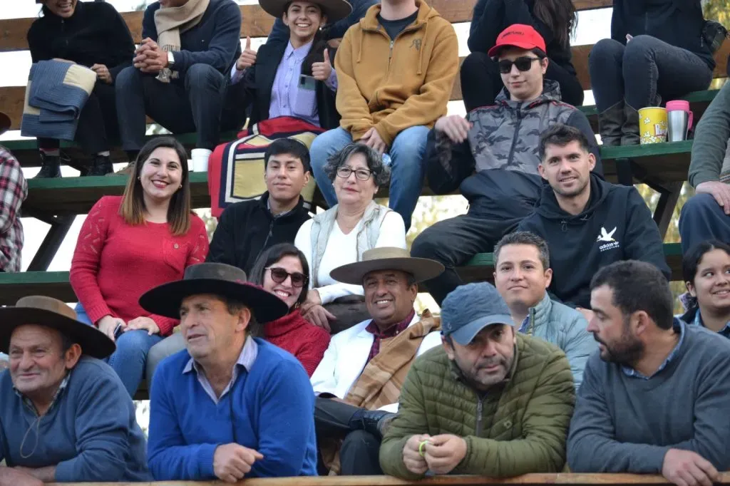 César Fuentes disfrutando del rodeo con sus seres queridos. Foto: