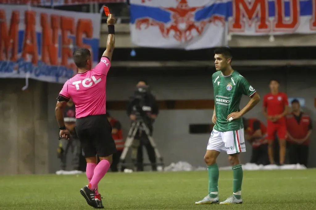 En el partido entre Audax Italiano y Universidad Católica, Nicolás Gamboa insultó a jugadores y fue denunciado por el club local. Ahora vuelve a dirigir en Copa Chile. Foto: Photosport.