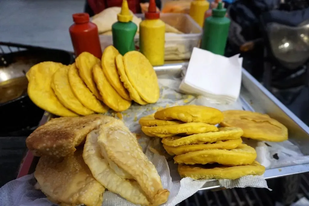 Puesto callejero en la zona central de Chile, que vende sopaipillas con opción de ketchup, mostaza y ají como acompañamiento | Foto: ATON Chile
