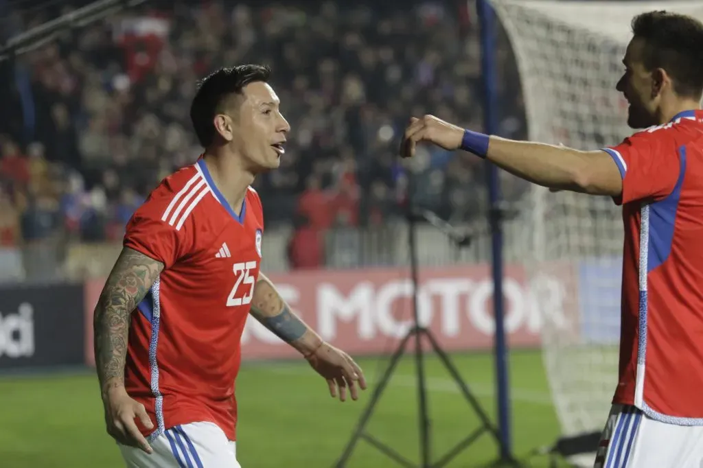 Rodrigo Echeverría antes de abrazar a Matías Zaldivia. Se ve clarísimo el bullanguero tatuaje.  (Eduardo Fortes/Photosport).