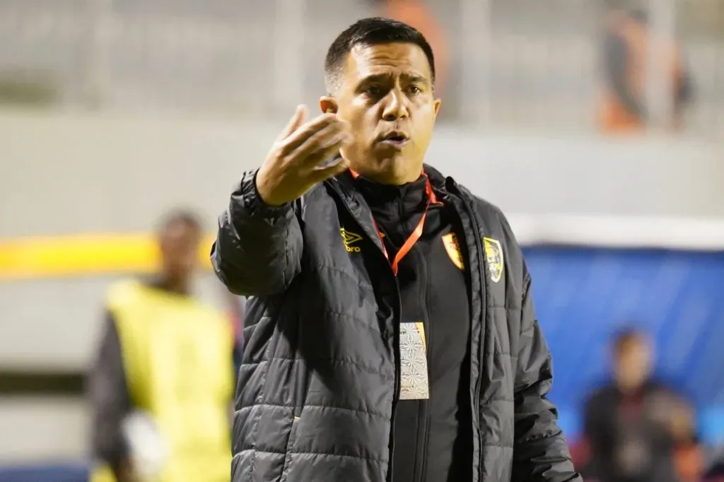 César Farías agredió a jugadores rivales y estará más de un año sin dirigir. Foto: Photosport.