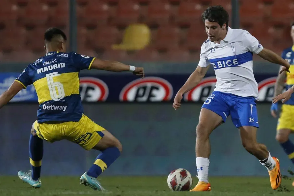 Álvaro Madrid marca a Clemente Montes en la victoria por 1-0 de Everton ante la UC. (Dragomir Yankovic/Photosport).