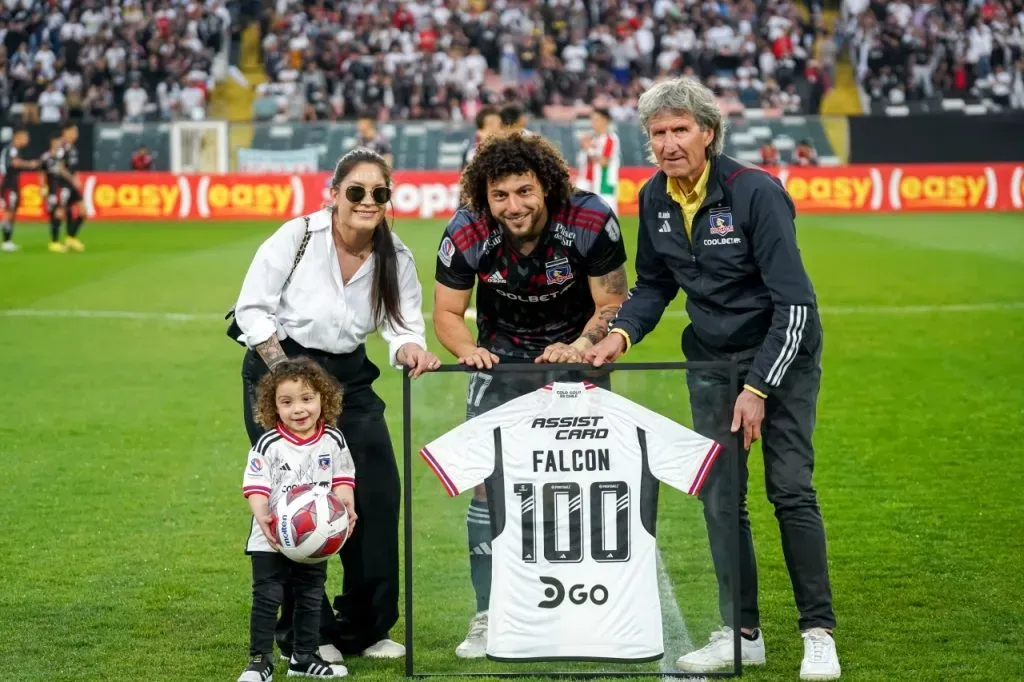 Maxi Falcón recibiendo el presente por su 100° partido en Colo Colo (Guille Salazar/RedGol)